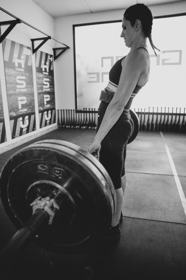 Atleta durante uno stacco con bilanciere nel box CrossFit Saccisica